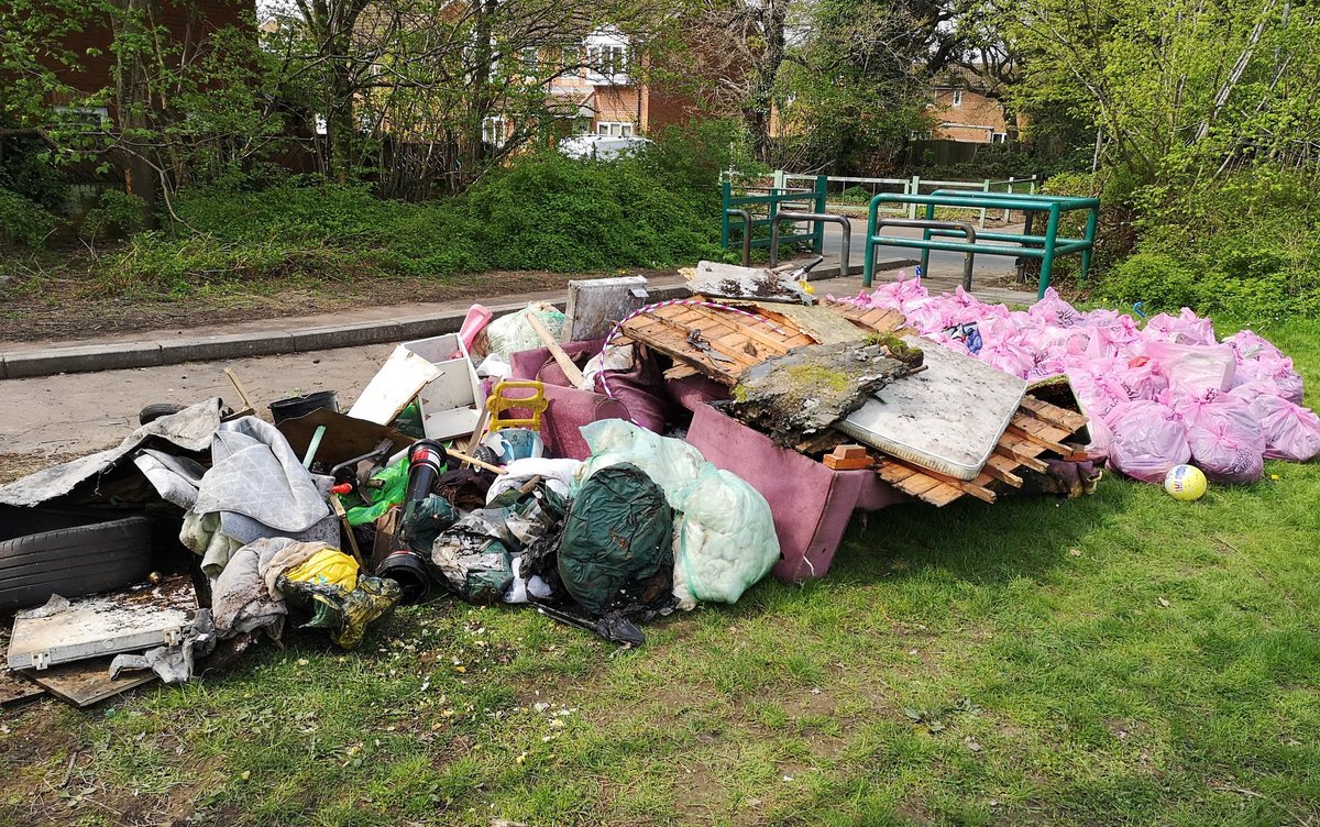 StMellonsClean's tweet photo. 18 volunteers showed our local environment &amp; wildlife lots of love on #EarthDay by removing 96 bags of litter &amp;lots of dumped rubbish in St Mellons. A lovely spring morning with the birds singing&amp; fabulous volunteers, thank you all 🚮🌍 
more pics https://t.co/Esm3RJDmry Cardiff https://t.co/RPk3mJOT47
