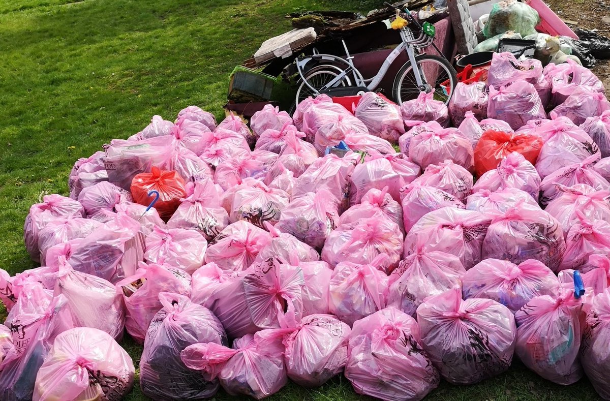 StMellonsClean's tweet photo. 18 volunteers showed our local environment &amp; wildlife lots of love on #EarthDay by removing 96 bags of litter &amp;lots of dumped rubbish in St Mellons. A lovely spring morning with the birds singing&amp; fabulous volunteers, thank you all 🚮🌍 
more pics https://t.co/Esm3RJDmry Cardiff https://t.co/RPk3mJOT47