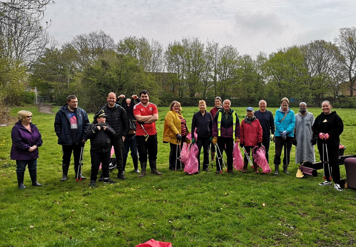 StMellonsClean's tweet photo. 18 volunteers showed our local environment &amp; wildlife lots of love on #EarthDay by removing 96 bags of litter &amp;lots of dumped rubbish in St Mellons. A lovely spring morning with the birds singing&amp; fabulous volunteers, thank you all 🚮🌍 
more pics https://t.co/Esm3RJDmry Cardiff https://t.co/RPk3mJOT47