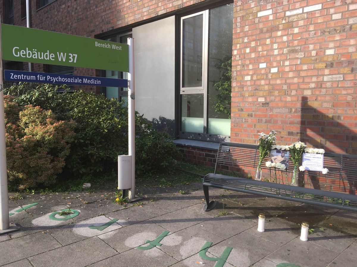 Justice4Mbobda's tweet photo. #Justice4Mbobda
Brother #TonouMbobda saß am 21.4.2019 auf einer dieser Bänke vor der #UKE-Psychiatrie und rauchte friedlich eine Zigarette bevor er getötet wurde…

Gleich daneben die Tafeln zur tödlichen #PsychiatrieTradition am @UKEHamburg 

#Zwangspsychiatrie tötet https://t.co/FJs5AhlJEO