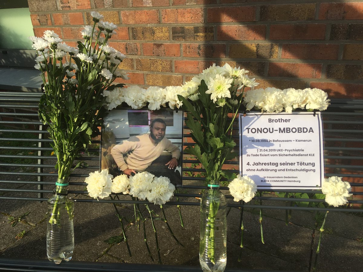 Justice4Mbobda's tweet photo. #Justice4Mbobda
Brother #TonouMbobda saß am 21.4.2019 auf einer dieser Bänke vor der #UKE-Psychiatrie und rauchte friedlich eine Zigarette bevor er getötet wurde…

Gleich daneben die Tafeln zur tödlichen #PsychiatrieTradition am @UKEHamburg 

#Zwangspsychiatrie tötet https://t.co/FJs5AhlJEO