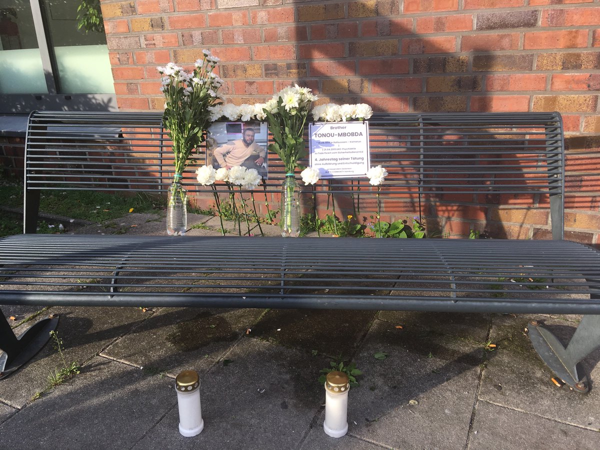 Justice4Mbobda's tweet photo. #Justice4Mbobda
Brother #TonouMbobda saß am 21.4.2019 auf einer dieser Bänke vor der #UKE-Psychiatrie und rauchte friedlich eine Zigarette bevor er getötet wurde…

Gleich daneben die Tafeln zur tödlichen #PsychiatrieTradition am @UKEHamburg 

#Zwangspsychiatrie tötet https://t.co/FJs5AhlJEO