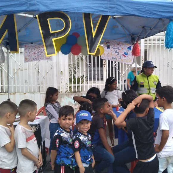 PofmelissaRo's tweet photo. #22Abr|👧 Con colores y dibujos de alegría, pintamos los rostros de la #Muchachada.
Estamos en Santa Isabel en la gran toma deportiva.
@vargas_mimou @NicolasMaduro
@AdolfoP_Oficial @MervinMaldonad0
#FiestaDeportivaDelALBA https://t.co/L2rkKoIwNp