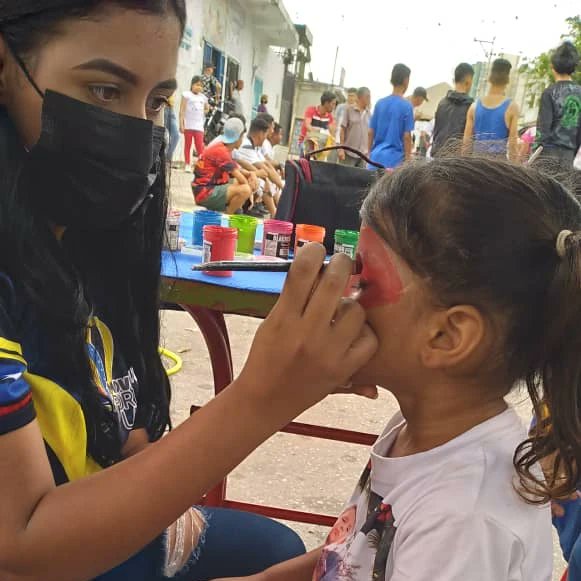 PofmelissaRo's tweet photo. #22Abr|👧 Con colores y dibujos de alegría, pintamos los rostros de la #Muchachada.
Estamos en Santa Isabel en la gran toma deportiva.
@vargas_mimou @NicolasMaduro
@AdolfoP_Oficial @MervinMaldonad0
#FiestaDeportivaDelALBA https://t.co/L2rkKoIwNp