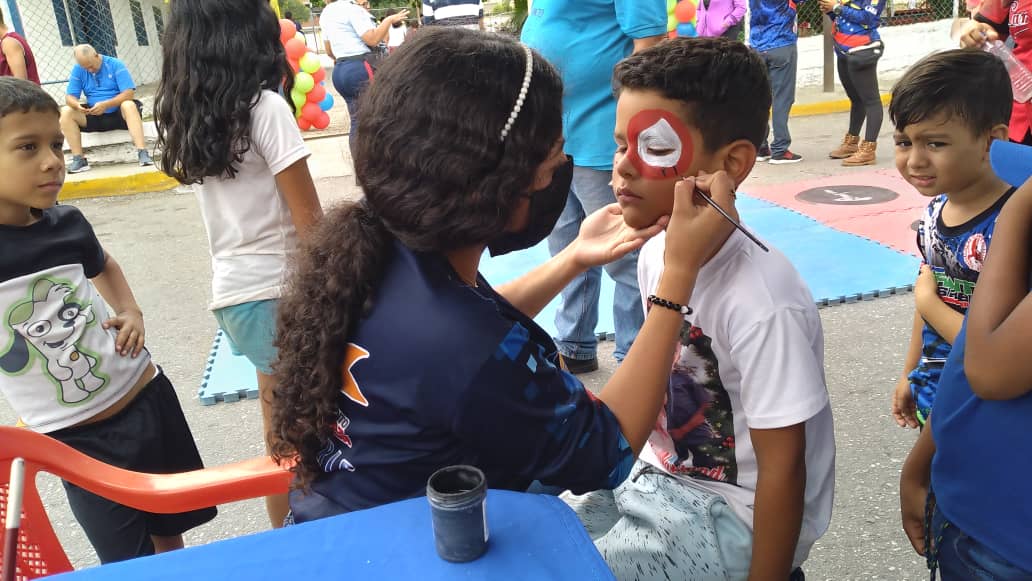 PofmelissaRo's tweet photo. #22Abr|👧 Con colores y dibujos de alegría, pintamos los rostros de la #Muchachada.
Estamos en Santa Isabel en la gran toma deportiva.
@vargas_mimou @NicolasMaduro
@AdolfoP_Oficial @MervinMaldonad0
#FiestaDeportivaDelALBA https://t.co/L2rkKoIwNp