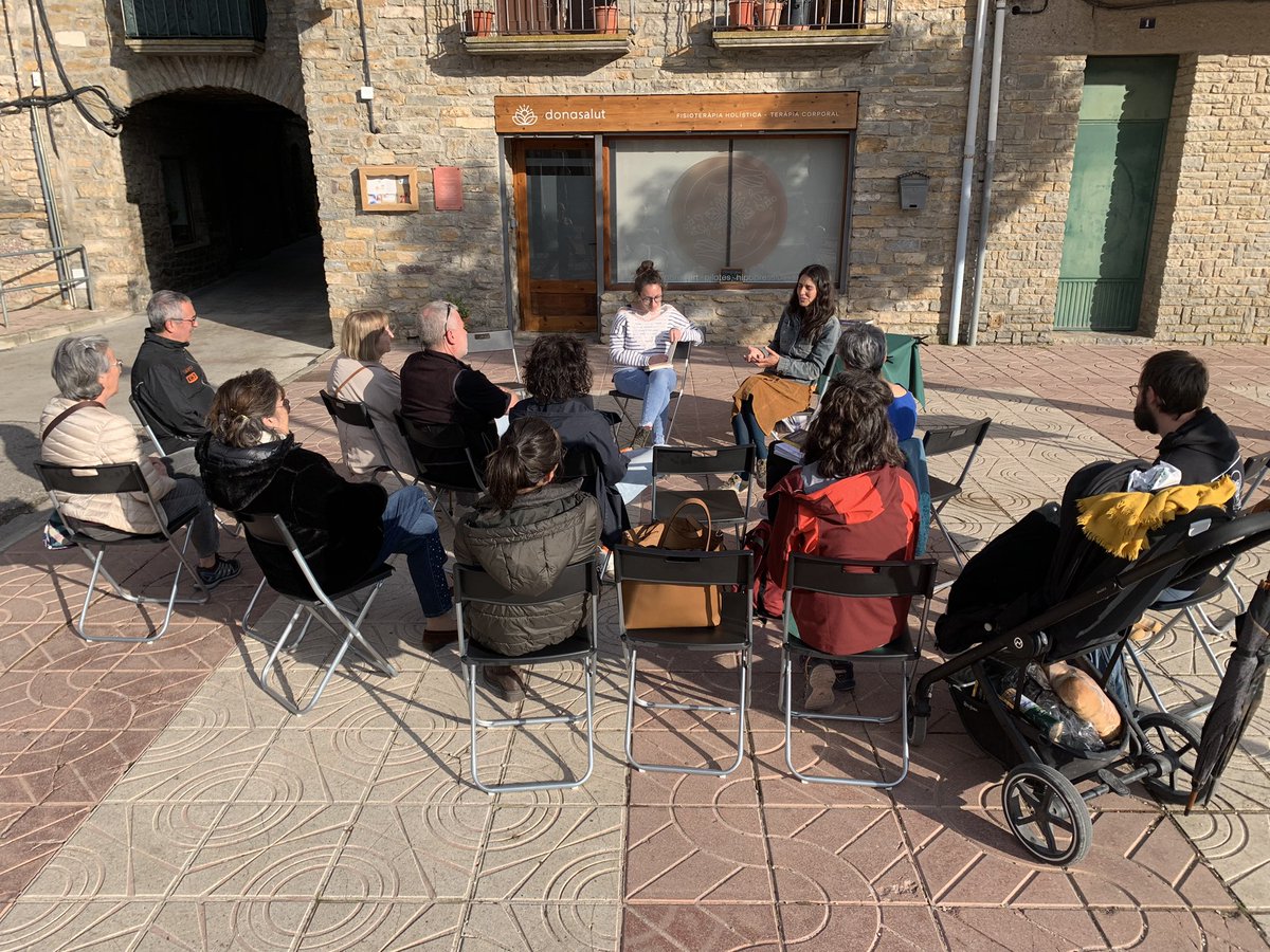 TinterEl's tweet image. Encara sou a temps de venir a gaudir de la presentació del llibre ‘Ruralisme’, de Vanesa Freixa. Som a la plaça de la Pedrera! @arallibres