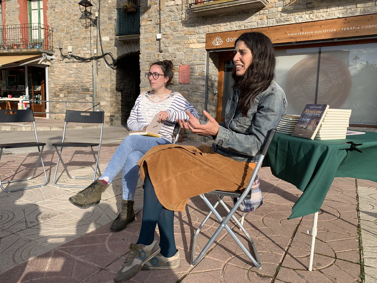 TinterEl's tweet image. Encara sou a temps de venir a gaudir de la presentació del llibre ‘Ruralisme’, de Vanesa Freixa. Som a la plaça de la Pedrera! @arallibres