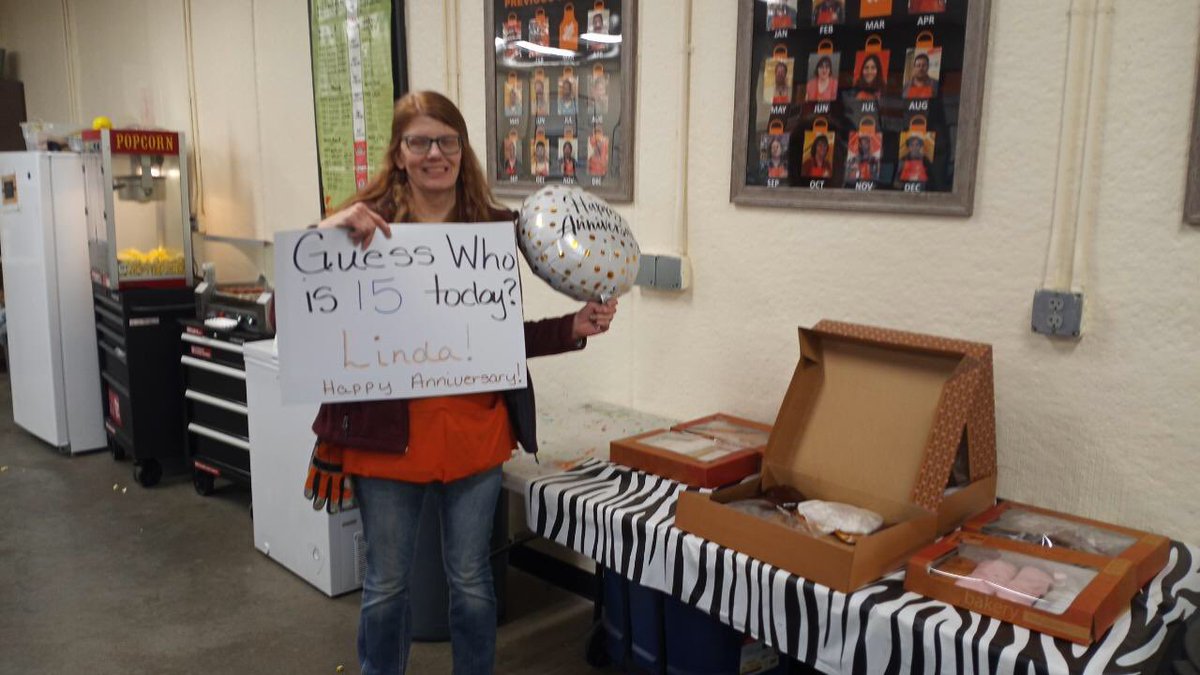 AnnSingerHD3208's tweet photo. Celebrating Linda’s 15th birthday with Home Depot! Congratulations to an awesome Service Desk associate. #3208forthewin @whood42 @JimDavisSM @HestermanPhil @Cassiemnoble https://t.co/psXM9czm6i