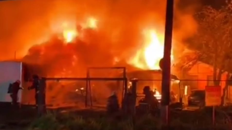 cesarhch's tweet photo. Un abrupto despertar de vecinos de chinquihue, por gigantesco incendio que destruye panadería y casa habitación de familia del sector, fuego se propaga a una segunda vivienda, efectivo trabajo de bomberos logra controlar situación rápidamente.
#bomberosptomontt https://t.co/s21LgJMM7r