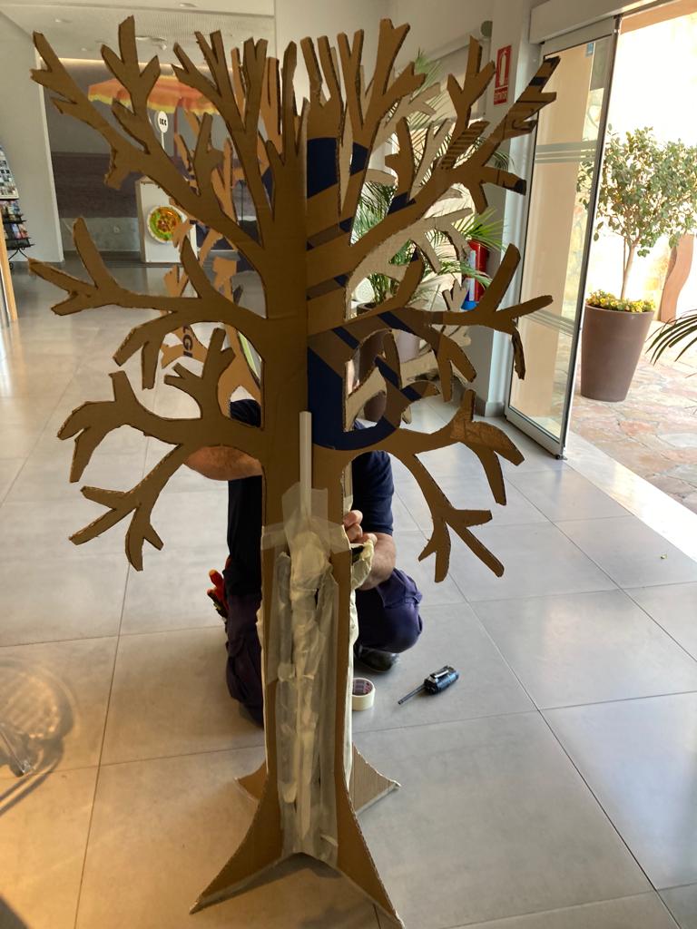 Carola_AGP's tweet photo. @SweetAntares is one of our most creatives TMs🎨Here she is working on the recycled cardboard tree for this #EarthDayWeek . Thank you Juani! We love it! #LosAmigosBeachClub #EarthDay #GoingGreen https://t.co/DRg6nrpdUl