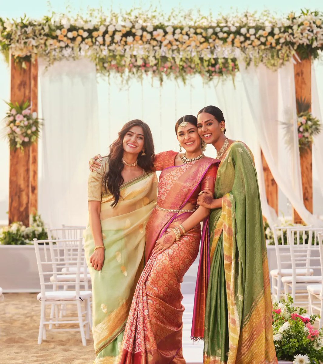 jyomrunal's tweet photo. Princess in Saree 😍
Hey Siri play ▶️ Dolare Dolare
#MrunalThakur #WeddingCollection #sarees #familytime #loverelations #mrunalthakurfans #jyomrunal https://t.co/1cTOHFCHxx