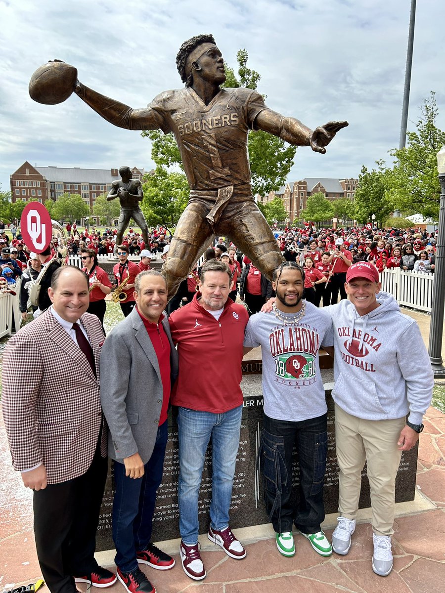 𝐅𝐨𝐫𝐞𝐯𝐞𝐫 𝐢𝐧 𝐁𝐫𝐨𝐧𝐳𝐞
<a href="/K1/">Kyler Murray</a> 📍 Heisman Park

#OUDNA
