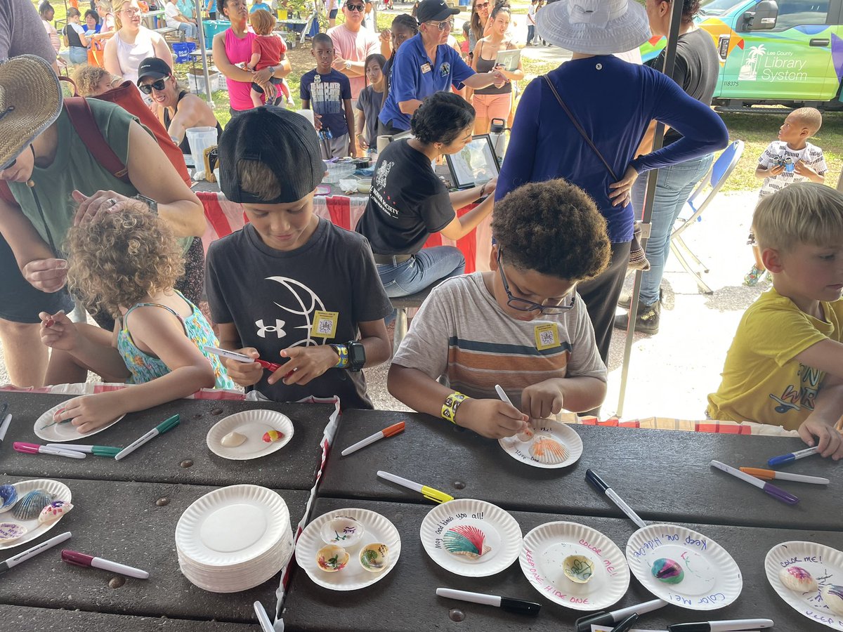 DrBethanyQ's tweet photo. SDLC Environmental Education Department supporting a great partnership with Ding Darling at the Earth Day Ding Darling Day Lakes Park! So many fun learning activities for the kids in our community! https://t.co/LQyKJksalJ