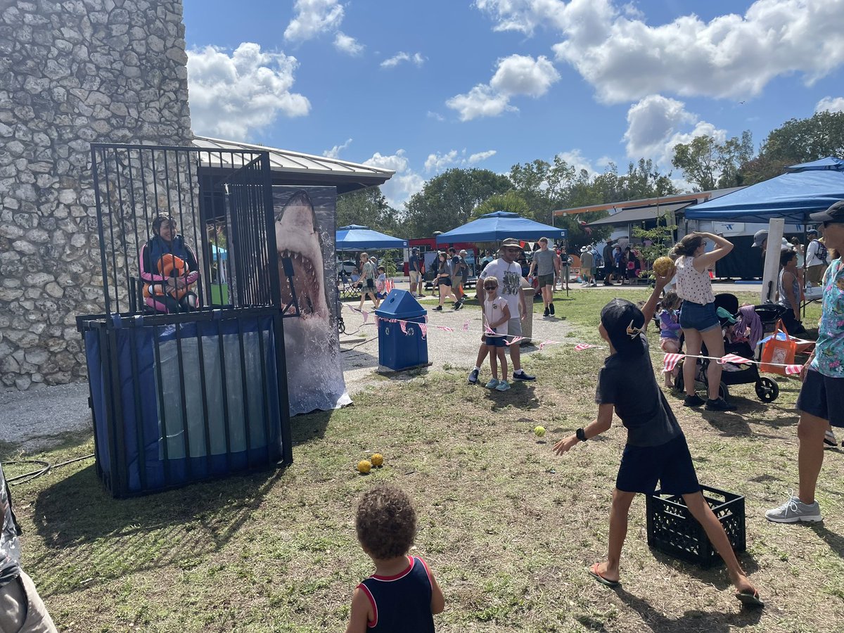 DrBethanyQ's tweet photo. SDLC Environmental Education Department supporting a great partnership with Ding Darling at the Earth Day Ding Darling Day Lakes Park! So many fun learning activities for the kids in our community! https://t.co/LQyKJksalJ