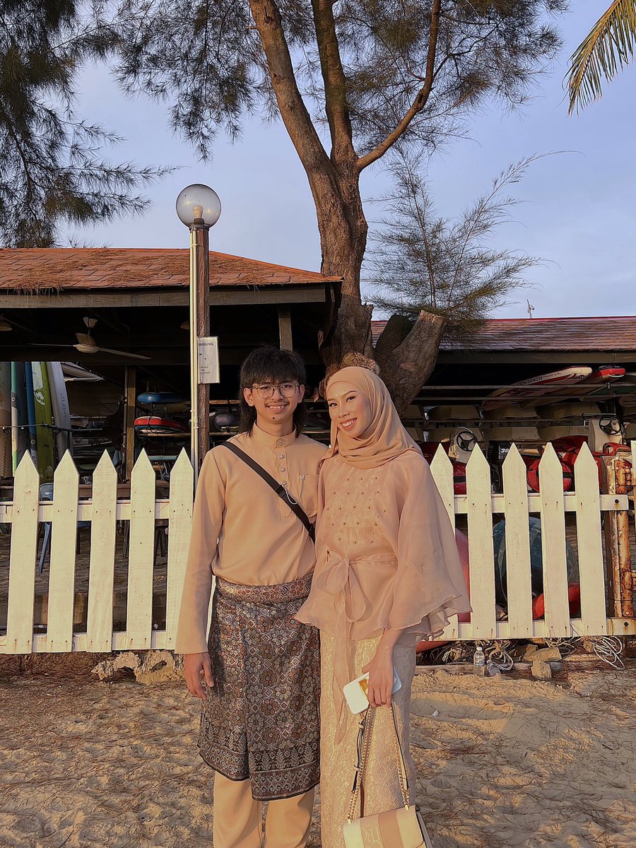 _shazwanadli's tweet photo. first eid as husband &amp; wife🧡 https://t.co/prInFHehny