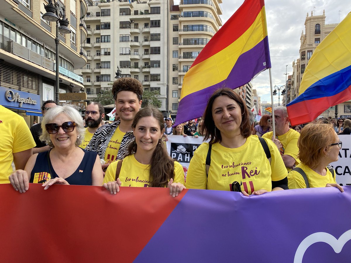 esquerraunida's tweet photo. ✊ Com cada 25 d'abril eixim als carrers per reivindicar els nostres drets. 

🔴🟣 Amb #ValentiaperATransformar, caminem unides: #HoritzóPaísValencià!

#25Abril
#PaísValencià https://t.co/bAUsS8N4U2