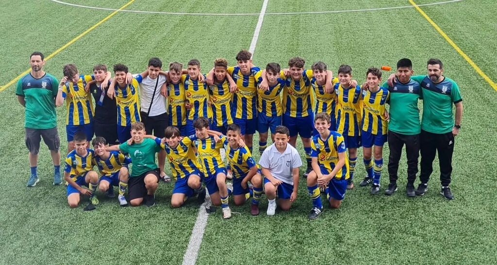 Cdlauro's tweet photo. ‼️Hoy nuestros amigos del 4°Infantil B dan por finalizada la temporada y quedándose los 3 puntos en casa , dedicada la victoria a sus familiares ‼️

Enhorabuena jugadores, cuerpo técnico y familiares por la gran temporada que habéis realizado!! 👏👏🏆💪💪⚽💙💛💙 https://t.co/i7nnZP6xZs