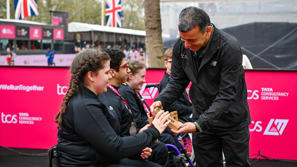 TCS_UKI's tweet photo. Amit Kapur, Ashish Babu and Abhinav Kumar crown the winners of the TCS Mini @LondonMarathon following their brilliant races. Congratulations to all, and to the champions taking bragging rights back to school on Monday: https://t.co/dX3RBsPlSU

#LondonMarathon #BeliefRunsLondon https://t.co/qPs0nc5vi8