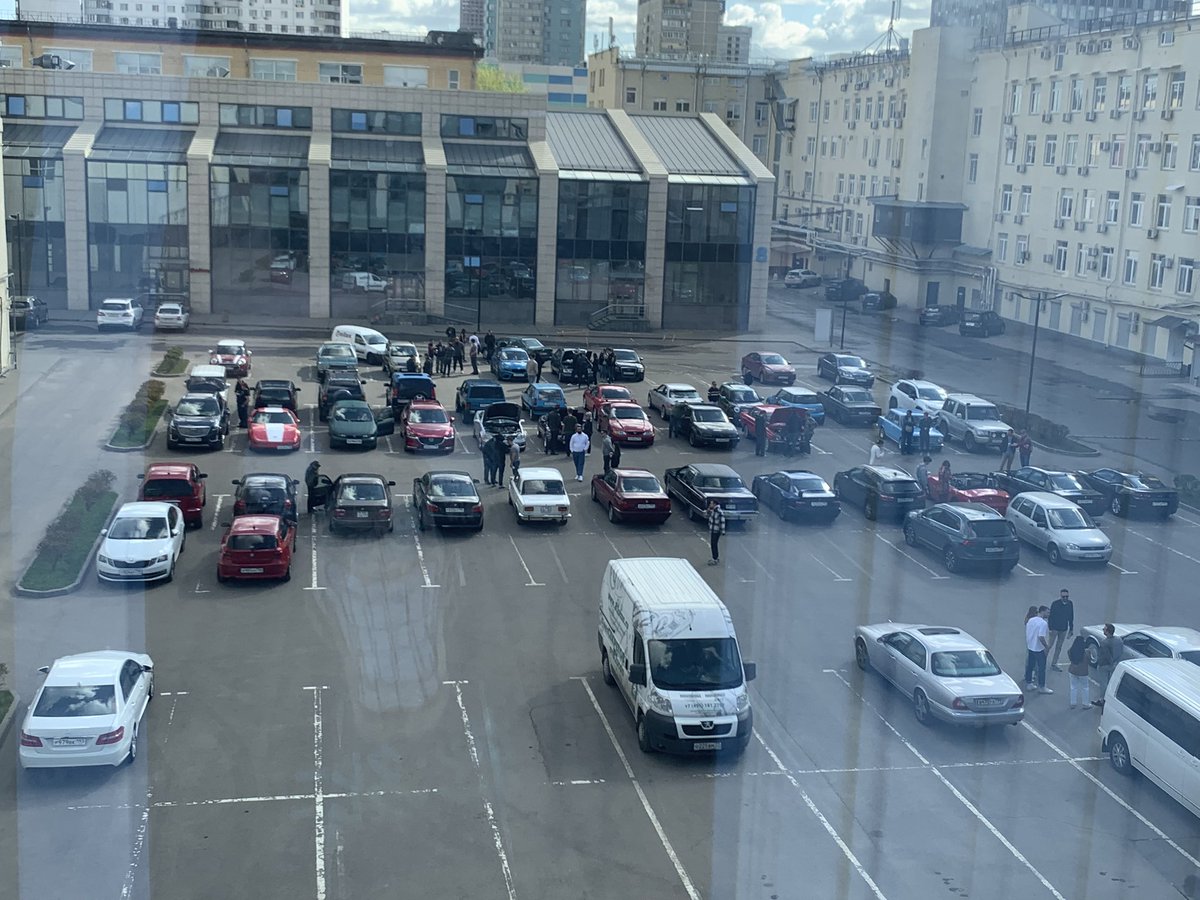 С утра под окнами автопоказ 
Вы бы знали как кайфую от ретро и спортивных машин…