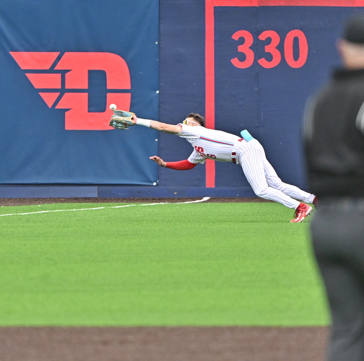 DaytonBaseball's tweet photo. E3 

It's still a 3-0 #FlyBoys lead because Ben Jones made this catch with the bases loaded!🤯😳🤯

#GoFlyers https://t.co/76cdONTgJC
