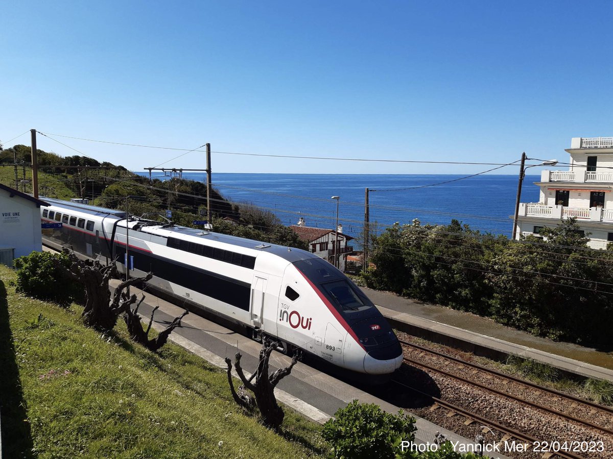 YannickMer's tweet photo. L’Océane face à l’Océan à Guéthary (64). Quoi de mieux pour illustrer l’un des premiers trains commerciaux de la rame 893, dernière née des usines Alstom et dernière d’une longue lignée de TGV.
@SNCFVoyageurs @TGVINOUI @Alstom https://t.co/L1A8kKXuxr