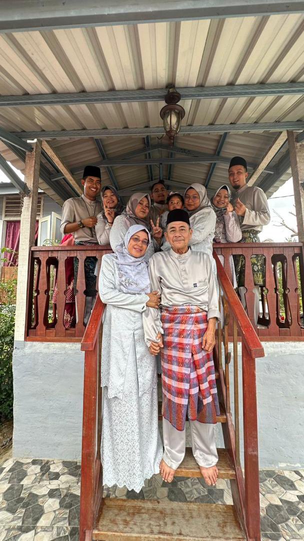 shidaismail64's tweet photo. Salam lebaran daripada saya sekeluarga .. maaf zahir dan batin https://t.co/gGc8jvsMUS