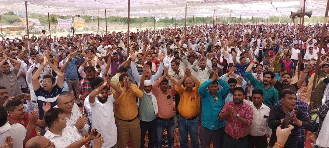 news4rajasthan's tweet photo. #जयपुर राज. राज्य मंत्रालयिक कर्मचारियों का महापड़ाव
राज. राज्य मंत्रालयिक कर्मचारी मंच के बैनर तले आज महापड़ाव का छठा दिन, हजारों कर्मचारी महापड़ाव में बैठे है। 50 से ज्यादा विभागो में काम ठप्प पड़ा है 
@RajGovOfficial @JA2018official #Rajasthan #Jaipur https://t.co/Lv5nYUXodN