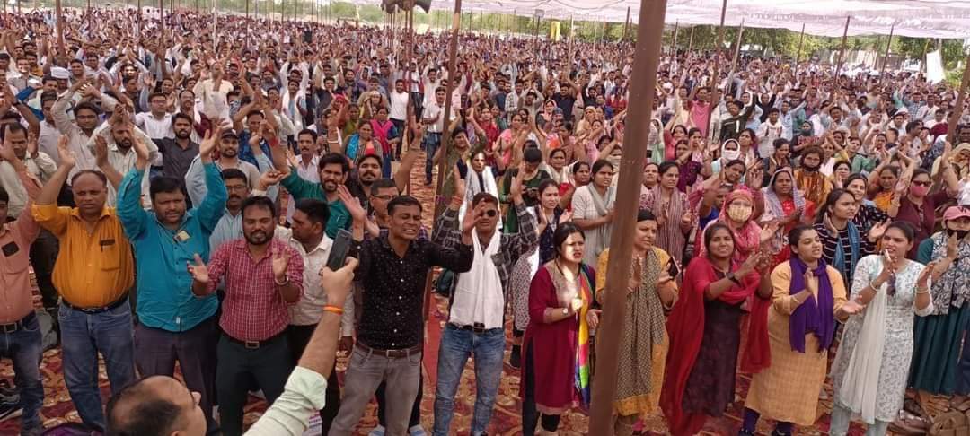 news4rajasthan's tweet photo. #जयपुर राज. राज्य मंत्रालयिक कर्मचारियों का महापड़ाव
राज. राज्य मंत्रालयिक कर्मचारी मंच के बैनर तले आज महापड़ाव का छठा दिन, हजारों कर्मचारी महापड़ाव में बैठे है। 50 से ज्यादा विभागो में काम ठप्प पड़ा है 
@RajGovOfficial @JA2018official #Rajasthan #Jaipur https://t.co/Lv5nYUXodN