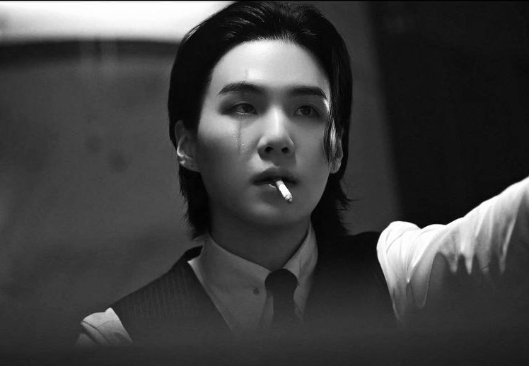 yulcha_twt's tweet photo. #yoonminau 

тик-так.

просторную гостиную освещает лишь слабый свет торшера, что стоит у дивана. за панорамным окном можно разглядеть, как кипит ночная жизнь этого грязного города, переливаясь яркими огнями неоновых вывесок и звуками проезжающих на полных скоростях машин. https://t.co/DJyN0eWBiv