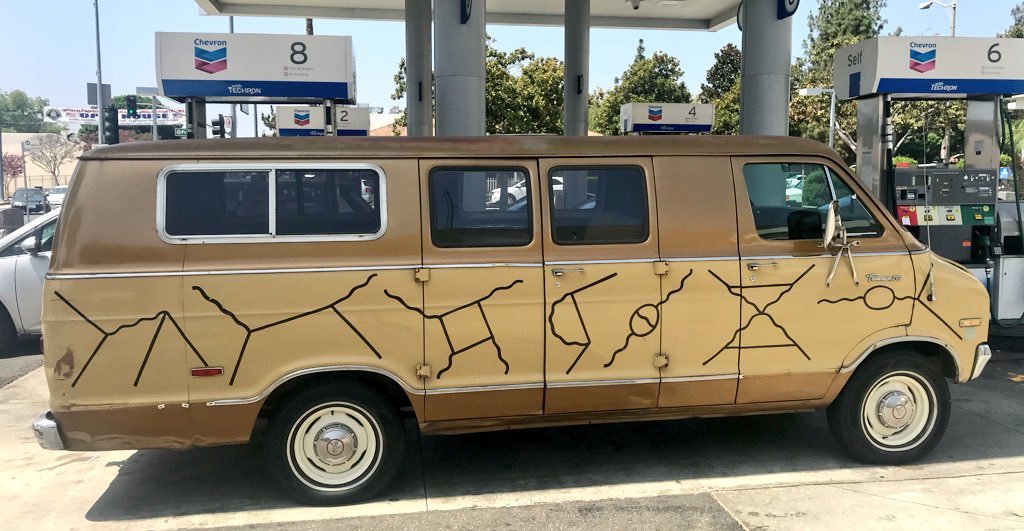 VergaraLautaro's tweet photo. HISTORY OF PHYSICS
What you see on the side of this Scooby-Doo like van are Feynman diagrams. The van’s owner was Richard Feynman.
Here is the story of Feynman Diagrams.
1/ https://t.co/UnPykNn5qW