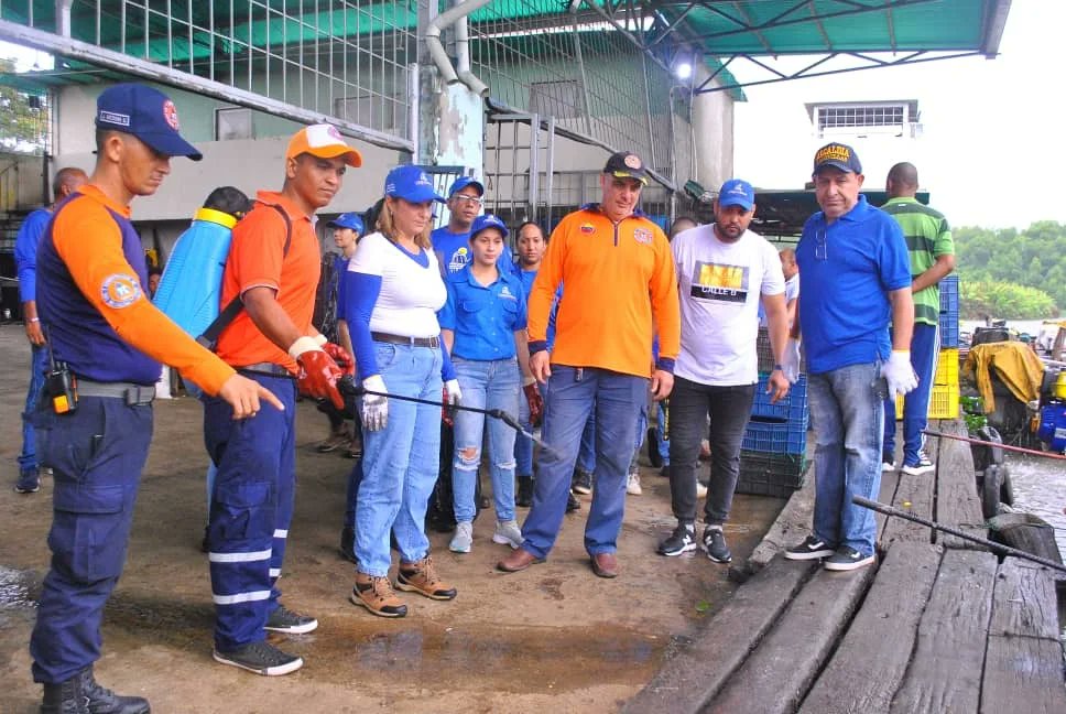 alclagunillas's tweet photo. En el marco del Día Internacional de la Tierra, celebrado este sábado 22 de abril, la Gobernación del Zulia junto a la Alcaldía de Lagunillas, realizaron una jornada de limpieza en las orillas del Caño La "O", límites de las parroquias Venezuela y Paraute.

@gobdelzuliave https://t.co/RtyXM8E7bp