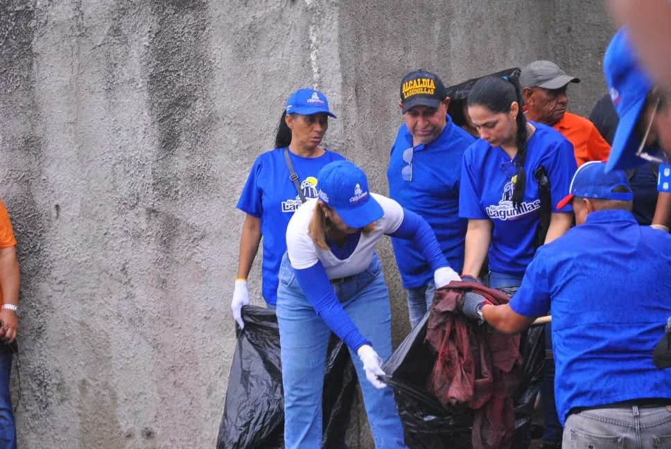 alclagunillas's tweet photo. En el marco del Día Internacional de la Tierra, celebrado este sábado 22 de abril, la Gobernación del Zulia junto a la Alcaldía de Lagunillas, realizaron una jornada de limpieza en las orillas del Caño La "O", límites de las parroquias Venezuela y Paraute.

@gobdelzuliave https://t.co/RtyXM8E7bp