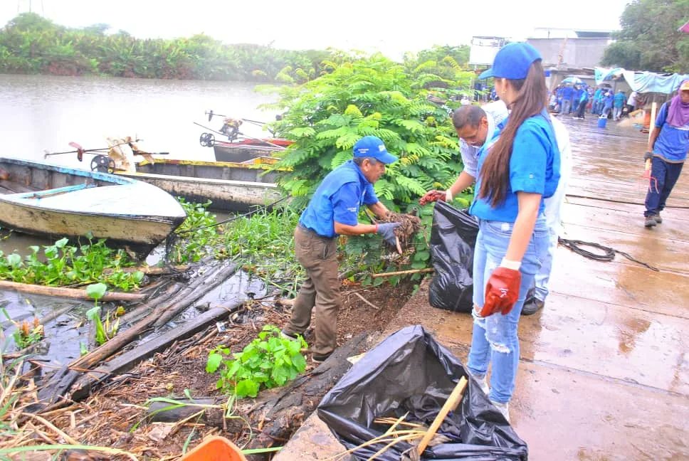 alclagunillas's tweet photo. En el marco del Día Internacional de la Tierra, celebrado este sábado 22 de abril, la Gobernación del Zulia junto a la Alcaldía de Lagunillas, realizaron una jornada de limpieza en las orillas del Caño La "O", límites de las parroquias Venezuela y Paraute.

@gobdelzuliave https://t.co/RtyXM8E7bp