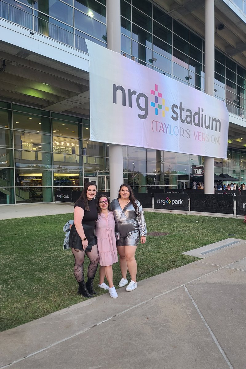 Caffrican's tweet photo. Are you ready for it? 🎶🖤🐍 @taylorswift13 #TheErasTour #TheErasTourHouston #LetTheGamesBegin #123LetsGoBitch https://t.co/JJQXbEoWJv