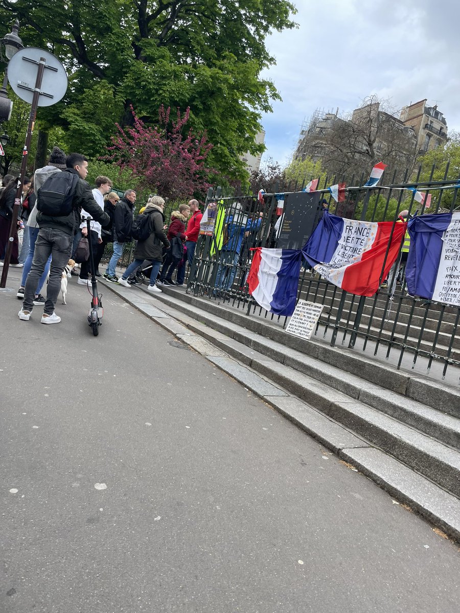 Du coup y a toujours un public pour arriver à manifester en bas du sacré cœur. Pas pour les retraites hein mais des antivax giletjaunés et frexiteurs (y avait des croix de Lorraine aussi)