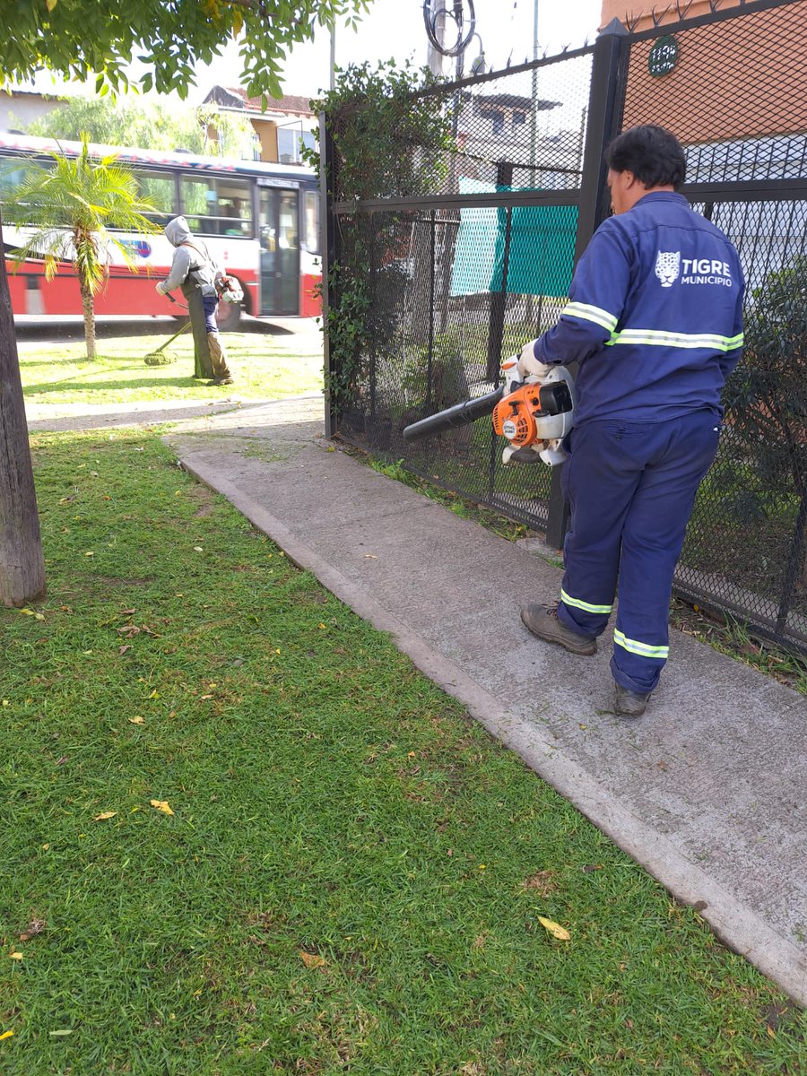 QueLindaMiCiuda's tweet photo. Continuamos con el corte de pasto en las calles de #TalarCentro
Por otra parte los vecinos que lleven a cabo el corte de pasto de sus hogares o de forma laboral le recordamos que deben usar bolsas para depositar los desechos
Consultas al โ๏ธ11-6010-2550
#TalarLimpio
Julio Zamora https://t.co/16BxBLEbNH