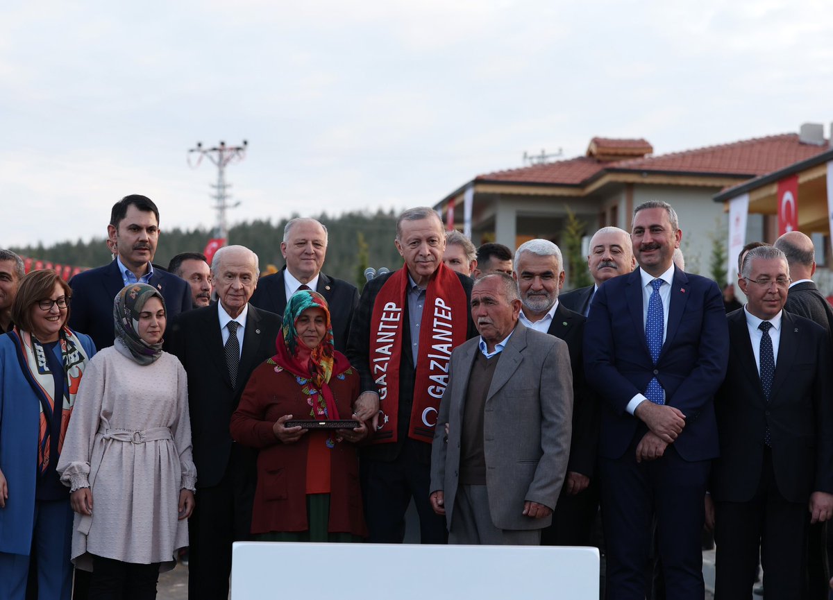 Sayın Cumhurbaşkanımız ile birlikte Gaziantep Nurdağı'nda yapımı tamamlanan köy evlerinin hak sahiplerine teslim törenine katıldık.

Evlerine kavuşan kardeşlerime hayırlı, mübarek olsun diyorum.

105 binin üzerinde konutun yapımı da başladı. Bu konutların da en kısa zamanda