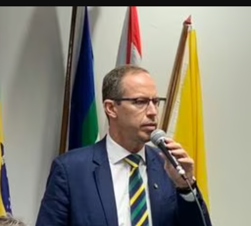 CanalRonnyTeles's tweet photo. 🚨 OPINIÃO

Eu não quero me unir a militares, eu quero deles serviço prestado com qualidade e respeito!

Um pensamento que não me abandona é o de que, talvez, todos os transtornos políticos que passamos nas últimas décadas tenham origem na forma como "os militares" existem no imaginário de nossa sociedade.

Desde a ditadura militar, passando pelo golpe à presidente Dilma, a prisão de Lula sem provas e com antecipação inconstitucional, até a ascensão de Bolsonaro com seus sucessivos cercos golpistas à Brasília, tudo ocorreu sob orquestra, supervisão e pressão “dos militares”.

Com destaque à esta última audaciosa tentativa de controlar, de uma vez por todas, o governo, o dinheiro e a mente dos brasileiros, adentrando pseudodemocraticamente aos governos, por meio das urnas, utilizando marionetes como Bolsonaro.

Como um asqueroso e protuberante cordiceps instalado no interior do crânio de Bolsonaro, ocupando o lugar anteriormente destinado ao cérebro, os titereiros coordenavam das sombras a substituição gradual dos vívidos e radiantes tecidos democráticos, por putrefatas, penumbrófilas e tóxicas células de um fungo verde oliva tacanho, covarde e supreendentemente incompetente.

Mas toda essa história de dor, morte, luta e reincidência não seria possível se não fosse uma paixão masoquista, talvez “estocolmica”, um tanto “paulo-freirica” que o brasileiro tem por militares. Devoção que só consigo documentar, talvez compreender, mas jamais compartilhar. Pelo contrário, abomino.
Pra começo de conversa que negócio é esse de considerar "militar" como uma casta e não como uma profissão, como qualquer outra? Mecânico sem farda é civil, Médico sem farda, é civil, e militar sem farda É CIVIL TAMBÉM... baralho! Especialmente depois de aposentado.

E por falar em sequelas e baralhos, que negócio é esse de polícia militar? Até quando vamos viver com isso? Em que país democrático e desenvolvido a polícia é militar? Em que país desenvolvido do mundo a polícia tem foro especial?

E muito particularmente pergunto, em que país do mundo a polícia tem direito pra agredir, matar sem justificativa e ainda rir e mandar anotar o nome, tomar celular de quem filma, ciente da cobertura burocrática e jurídica da corporação?

E por falar em corporação. Que podre se revelou esta, não é mesmo? Descobrimos, graças a Bolsonaro e à pandemia, que se tem uma coisa em que essa disciplina é boa, é em “mamatar”, errar, coagir e esconder dos “civis” suas bicheiras purulentas em nome da honra da corporação.

Coniventes e coautores da morte de mais de 400 mil pessoas durante a pandemia. Quem não divulga e não admite erro, não erra. Não é?

Por falar nisso, o que será que fizeram com as toneladas de cloroquina? Será que da pra usar como viagra ou prótese peniana, ou outras inas? Quem sabe um churrasquinho.

E não vou nem falar nos títulos e aposentadorias gordas e eternas.

Não, companheiro Ricardo Capelli. Eu não quero me unir a eles. Quero que TRABALHEM, e quero que me respeitem, pois eu sou o contratante do serviço.
Especialmente por que a cabeça com fungos foi cortada, mas o corpo continua podre. O congresso está recheado de “militares” que já deixaram a profissão, mas ainda carregam as cabeças vazias de conhecimento e recheadas de traumas e soluções idiotas e erradas pra problemas que vão muito além da sua compreensão.

Como dizia Dr House: “Se você mostrar uma radiografia para um oncologista, ele verá um câncer.” E se você mostrar um problema pra um militar mal treinado, mal educado e mal pago, ele verá um alvo.

------

Não deixe de seguir este perfil para acompanhar e contribuir com nosso trabalho. 
Mais gente seguindo, mais longe a mensagem chega.

@FlavioDino @LulaOficial @RicardoCappelli