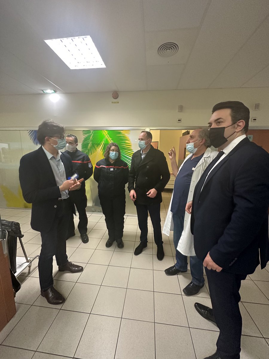 VilledeTroyes's tweet photo. POINT DE SITUATION AU CHT
À la demande de @francoisbaroin, @fadidahdouh (Maire adjoint chargé de la Santé et Vice-président du Conseil de Surveillance du Centre Hospitalier de Troyes) a tenu ce soir un point de situation avec Damien PATRIAT et les équipes des Urgences du CHT. 1/6 https://t.co/eaIrgUy5Y2