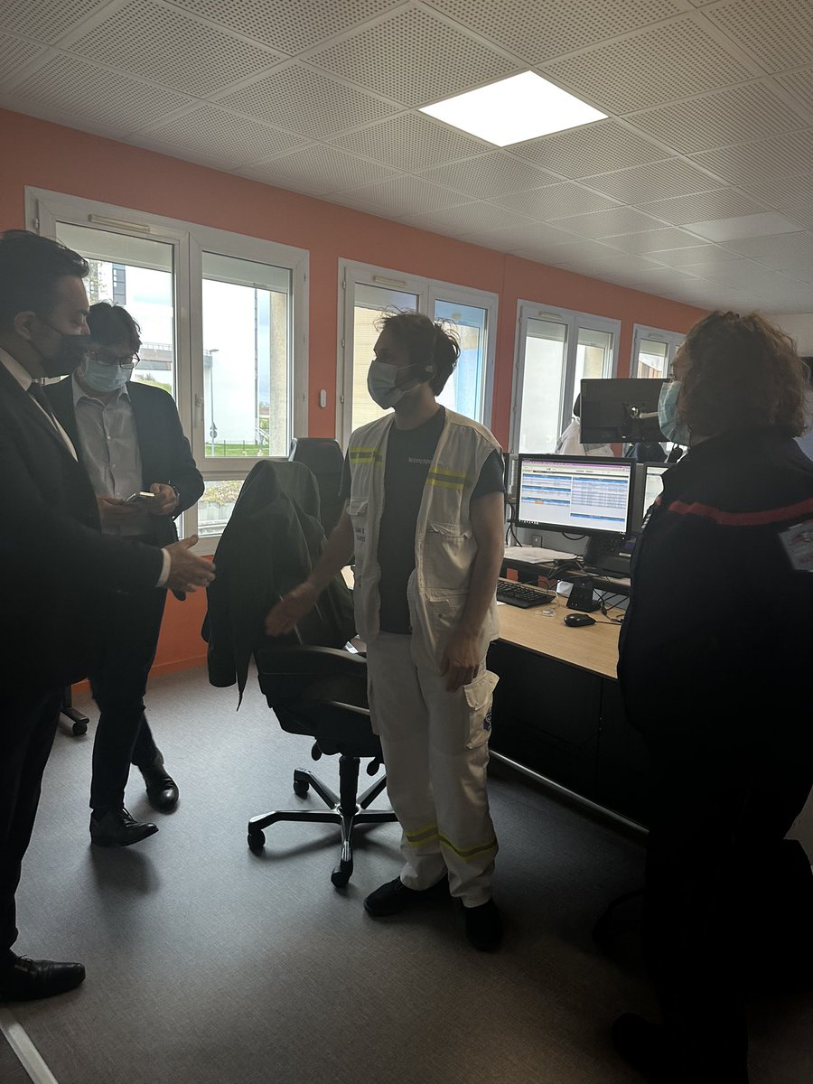 VilledeTroyes's tweet photo. POINT DE SITUATION AU CHT
À la demande de @francoisbaroin, @fadidahdouh (Maire adjoint chargé de la Santé et Vice-président du Conseil de Surveillance du Centre Hospitalier de Troyes) a tenu ce soir un point de situation avec Damien PATRIAT et les équipes des Urgences du CHT. 1/6 https://t.co/eaIrgUy5Y2