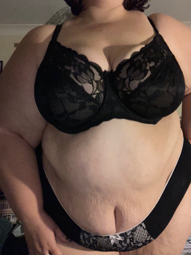 EvieStuart6's tweet photo. Black and lace 😍 https://t.co/zI8eMlpn6h