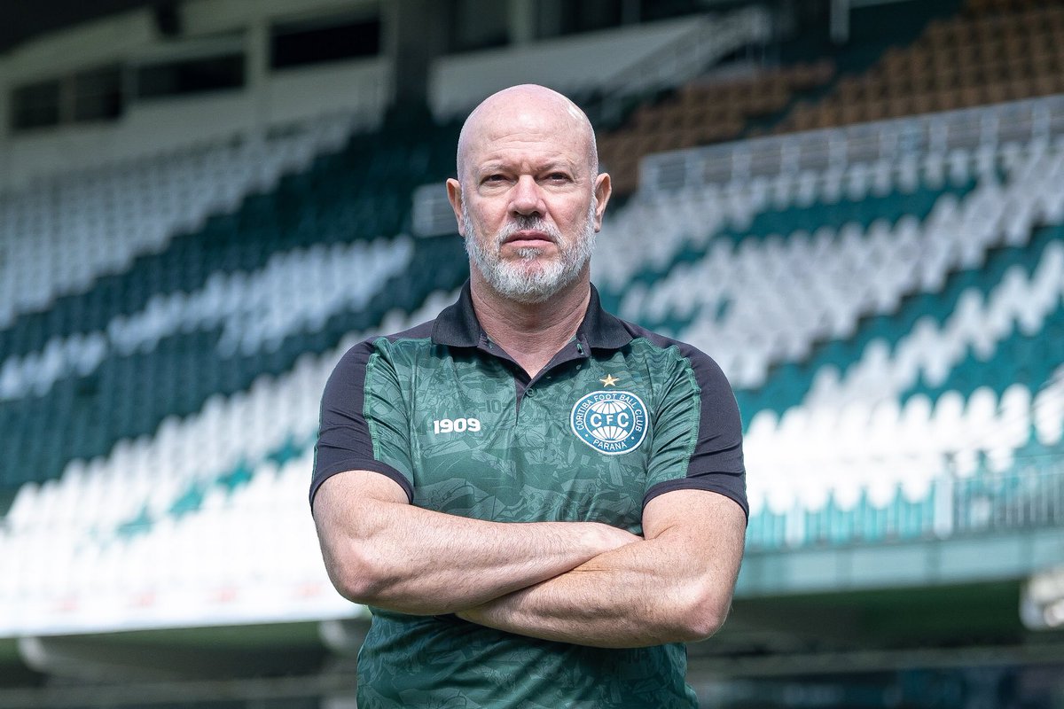 Coritiba's tweet photo. Seja muito bem-vindo, Zago! 🟢⚪️

Após ótimas passagens pelo Bragantino e Bolívar, o treinador de 53 anos foi campeão boliviano, em 2022, e do Brasileirão Série B, em 2019. 

Vamos, Zago! 
Vamos, Coxa!

Veja mais no aplicativo do Coritiba: https://t.co/RU9FZuFTvO https://t.co/MQx7m4f5H2