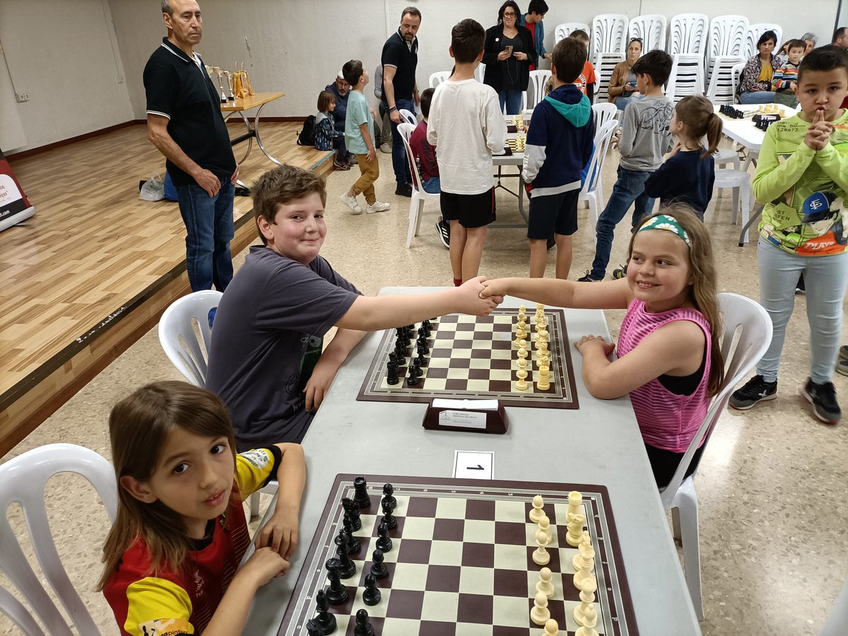 escacsamposta's tweet photo. Els escaquistes ampostins presents al Torneig de Foment Martinenc (Barcelona) i al Campionat Escolar d'iniciació 2023 (Vandellòs), amb debuts de joves promeses. Donant guerra arreu del territori català!! #terresdelebre #escacs #amposta #jugaaescacs https://t.co/443JbHw8Rx