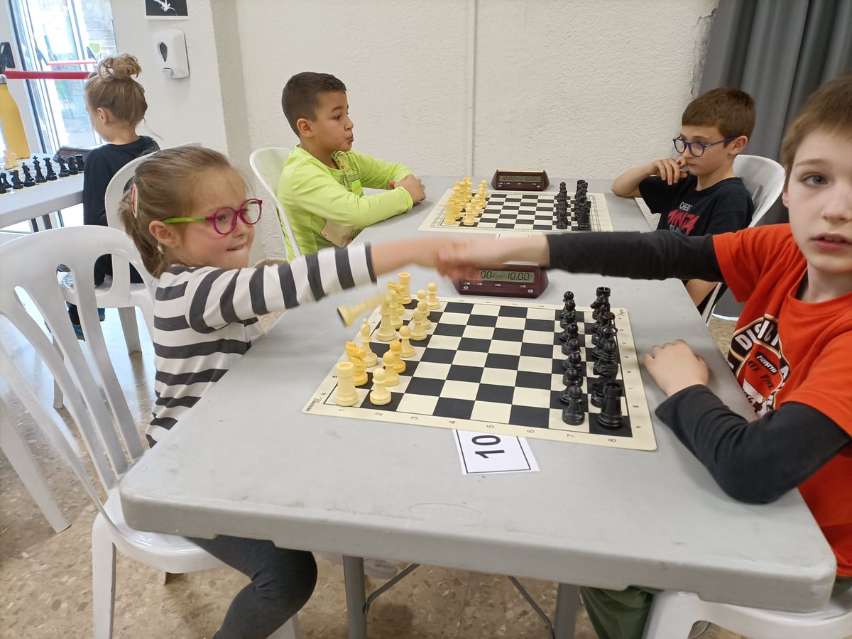 escacsamposta's tweet photo. Els escaquistes ampostins presents al Torneig de Foment Martinenc (Barcelona) i al Campionat Escolar d'iniciació 2023 (Vandellòs), amb debuts de joves promeses. Donant guerra arreu del territori català!! #terresdelebre #escacs #amposta #jugaaescacs https://t.co/443JbHw8Rx