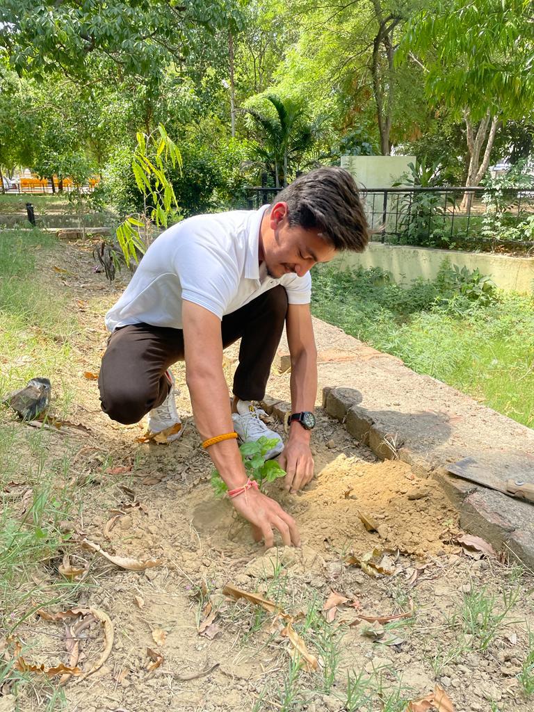 unique_ved's tweet photo. Tree plantation work done by the members of @sudikshafounda1 on the occasion of World Earth Day inside the University's old campus.
Earth is our common mother so it is our duty to protect it. @dswlkouniv @lkouniv @profalokkumar @Lucknownaama 
#WorldEarthDay2023 #SaveEarth https://t.co/Aqtn5yr8bn