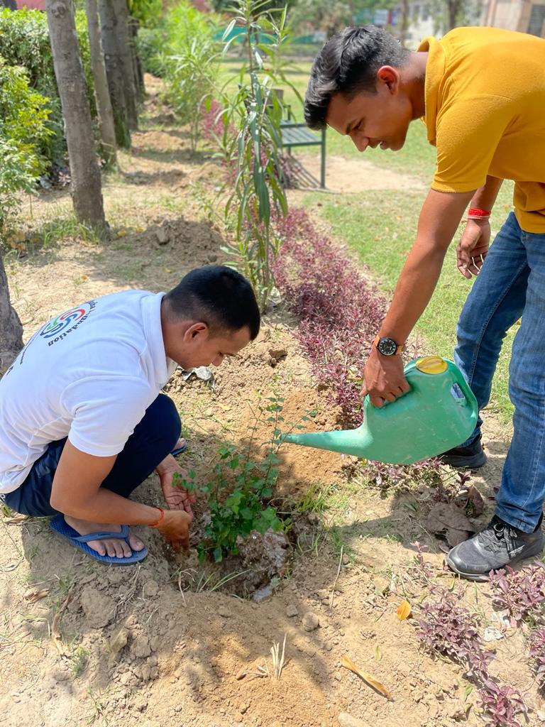 unique_ved's tweet photo. Tree plantation work done by the members of @sudikshafounda1 on the occasion of World Earth Day inside the University's old campus.
Earth is our common mother so it is our duty to protect it. @dswlkouniv @lkouniv @profalokkumar @Lucknownaama 
#WorldEarthDay2023 #SaveEarth https://t.co/Aqtn5yr8bn