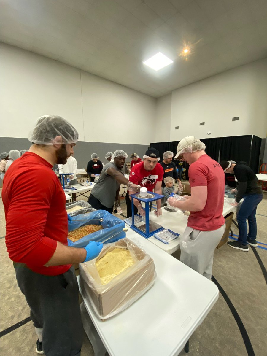 SIUEWrestling's tweet photo. Awesome experience getting to pack meals for children all over the world with @fmsc_org at @LeclaireCC https://t.co/2i2fxeWpvv