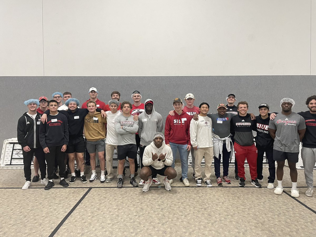 SIUEWrestling's tweet photo. Awesome experience getting to pack meals for children all over the world with @fmsc_org at @LeclaireCC https://t.co/2i2fxeWpvv