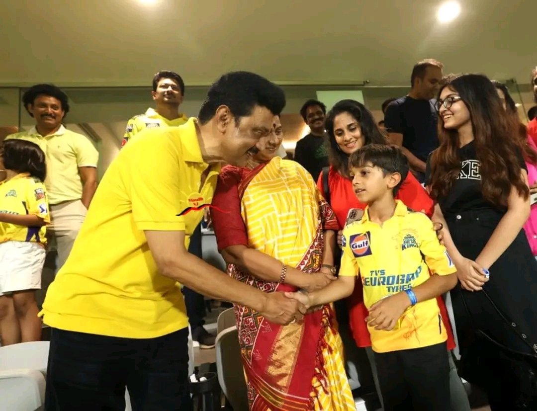 thamees_mohamed's tweet photo. Yesterday #CSKvsSRH
@mkstalin #ShaliniAjithKumar
#AdvikAjith https://t.co/uEUGpLC3Nq