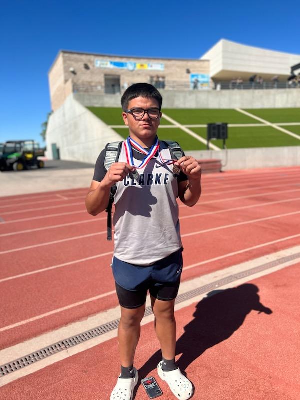 Bonavila_14's tweet photo. Clarke 🤠 winning 🏅 🥈 🥉 today at the #TeamSISD District Track Meet‼️Way to shine Team and Coaches! #GRIT #Ranchlife @ClarkeAthl @dprieto_cms @MAOM_CMS @SpiritClarke https://t.co/pNlJ4BFyZt